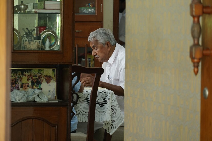  ഉമ്മൻ ചാണ്ടിയുടെ ഭരണകാലത്തുണ്ടായ 'അതിവേഗം ബഹുദൂരം', 'വികസനവും കരുതലും' തുടങ്ങിയ പ്രചരണ പരിപാടികൾ ഭരണത്തിലുള്ള അദ്ദേഹത്തിന്റെ പാടവത്തിന്റെ പരിച്ഛേദമായി (ഫോട്ടോ: അരുൺ മോഹൻ)