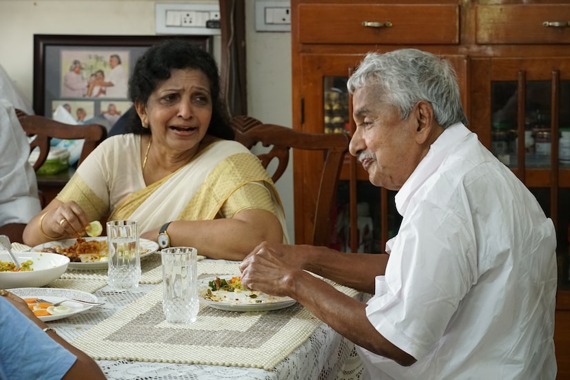  രണ്ടു വട്ടം മുഖ്യമന്ത്രി ആയിട്ടും ഉമ്മൻ ചാണ്ടിക്ക് ഒരു മൊബൈൽ ഫോൺ ഇല്ല എന്ന് പറഞ്ഞാൽ വിശ്വസിച്ചേ മതിയാകൂ. അദ്ദേഹവുമായി സംസാരിക്കണമെങ്കിൽ കൂടെയുള്ളവരെയോ, സെക്യൂരിറ്റി ഉദ്യോഗസ്ഥരെയോ വിളിക്കണമായിരുന്നു. അദ്ദേഹം ഫോൺ ചെയ്യാൻ ഉപയോഗിച്ചിരുന്നതും ഈ മാർഗമാണ് (ഫോട്ടോ: അരുൺ മോഹൻ)
