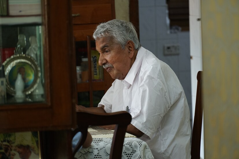  12 തവണ തുടർച്ചയായി വിജയിച്ച പുതുപ്പള്ളിയിൽ വളരെ കുറച്ചു സമയം മാത്രമേ അന്ന് പ്രചരണത്തിന് ചിലവിടാൻ സാധിച്ചിരുന്നുള്ളൂ. 1970 മുതൽ ഇവിടെ നിന്നും അദ്ദേഹം തുടർച്ചയായി വിജയിച്ചു പോന്നത് ചരിത്രം. പുതുപ്പള്ളിയുടെ സ്വന്തം കുഞ്ഞൂഞ്ഞ് ആണെങ്കിലും, അദ്ദേഹത്തിന്റെ 'പുതുപ്പള്ളി' വീട് ഇങ്ങ് തിരുവനന്തപുരത്താണ് (ഫോട്ടോ: അരുൺ മോഹൻ) -തുടർന്ന് വായിക്കുക-