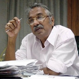Oommen Chandy | യാത്ര പൊതുഗതാഗത സൗകര്യത്തിൽ, സ്വന്തം മൊബൈൽ ഫോൺ ഇല്ല, പുതുപ്പള്ളിയിലെ വീട്ടിൽ ജനസമ്പർക്കം Oommen Chandy | യാത്ര പൊതുഗതാഗത സൗകര്യത്തിൽ, സ്വന്തം മൊബൈൽ ഫോൺ ഇല്ല, പുതുപ്പള്ളിയിലെ വീട്ടിൽ ജനസമ്പർക്കം