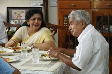 Oommen Chandy | ജനങ്ങളെ കണ്ടാൽ ഭക്ഷണം മറക്കും, കുഞ്ഞൂഞ്ഞിനെ എട്ട് മണിക്ക് പ്രാതൽ കഴിപ്പിച്ചത് മറിയാമ്മ