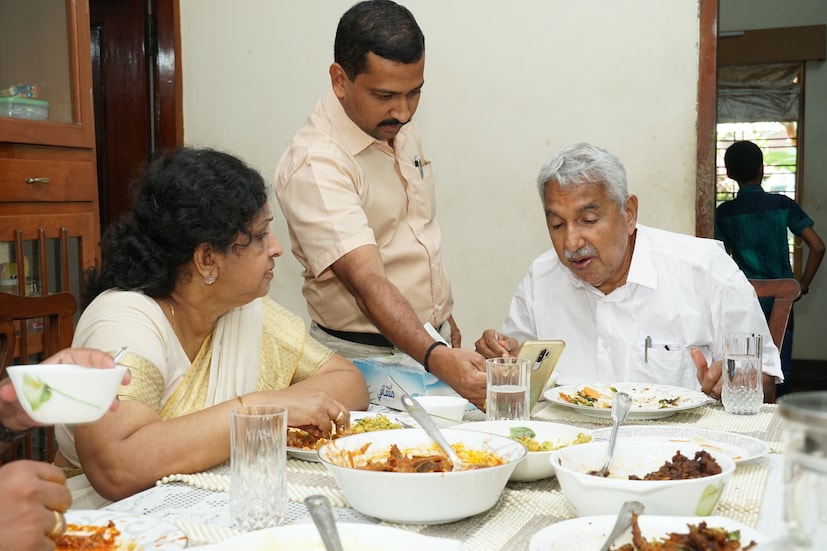  തിരഞ്ഞെടുപ്പ് പ്രചാരണം തുടങ്ങിയാൽ തിരക്കുകളിൽ മുഴുകുന്നതിനു മുൻപേ ഉമ്മൻ ചാണ്ടിയെ രാവിലെ എട്ടുമണിക്ക് തന്നെ മറിയാമ്മ പ്രാതൽ കഴിപ്പിക്കും. ജനസമ്പർക്ക പരിപാടിയിൽ രാവ് പകലാക്കി അദ്ദേഹം പ്രവർത്തിക്കുമ്പോൾ ഭക്ഷണം പേരിനു മാത്രമായിരുന്നു. മറിയാമ്മയുടെ കൺവെട്ടത്തു നിന്നും മാറിയാകും പിന്നീടുള്ള ഭക്ഷണം (ഫോട്ടോ: അരുൺ മോഹൻ) -തുടർന്ന് വായിക്കുക-