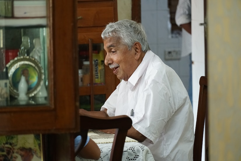  ചായയോ കാപ്പിയോ താൽപ്പര്യമില്ല. വളരെ വിരളമായി മാത്രമേ സന്ദർശിക്കുന്ന വീട്ടിൽ നിന്നും എന്തെങ്കിലും ഭക്ഷണം കഴിക്കാറുള്ളൂ. വിശക്കുമ്പോൾ കഴിക്കാൻ കാറിൽ എപ്പോഴും പഴവർഗങ്ങൾ ഉണ്ടാകും (ഫോട്ടോ: അരുൺ മോഹൻ)