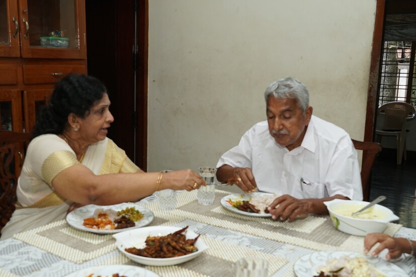 എട്ട് മണിക്ക് ഭക്ഷണം കഴിച്ച് വീട്ടിൽ നിന്നും ഇറങ്ങിയാൽ, പോകും വഴി കാറിൽ വച്ചാകും ഒ.സിയുടെ ഉച്ചഭക്ഷണം. ഭക്ഷണത്തിന്റെ കാര്യത്തിൽ കടുംപിടുത്തമില്ലാത്ത വ്യക്തിയാണ് അദ്ദേഹം എന്ന കാര്യം പ്രശസ്തം. ലളിതമായ ഉച്ചഭക്ഷണം മാത്രം മതി അദ്ദേഹത്തിന് (ഫോട്ടോ: അരുൺ മോഹൻ)