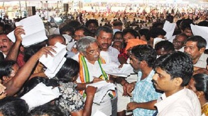 ജനസമ്പർക്ക പരിപാടിയിൽ ഉമ്മൻ ചാണ്ടി ജനസമ്പർക്ക പരിപാടിയിൽ ഉമ്മൻ ചാണ്ടി