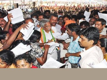 ജനസമ്പർക്ക പരിപാടിയിൽ ഉമ്മൻ ചാണ്ടി