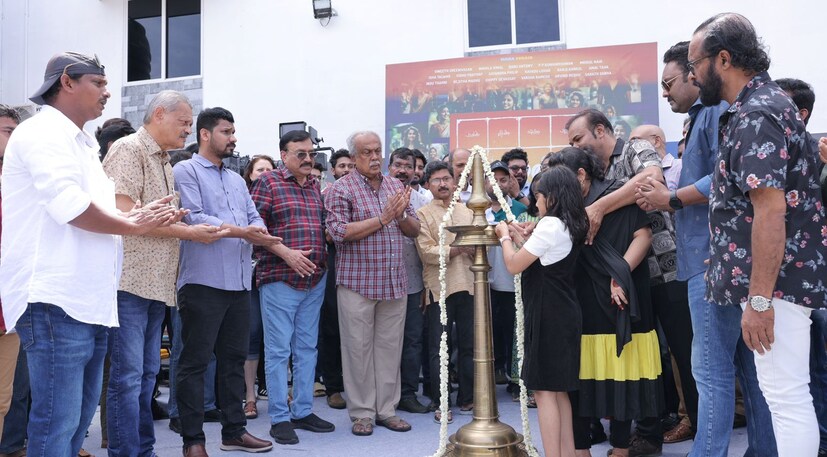  ചെന്നൈയിലെ ഒരു മാധ്യമ സ്ഥാപനത്തിലെ ജീവനക്കാരൻ കൂടിയാണ് ഇയാൾ. വിനീത് ശ്രീനിവാസനാണ് ഈ കഥാപാത്രത്തെ അവതരിപ്പിക്കുന്നത്. ബാബു ആൻ്റണി മറ്റൊരു മുഖ്യ കഥാപാത്രത്തെ അവതരിപ്പിക്കുന്നു. മലബാറിലെ കലാരംഗത്തു പ്രവർത്തിച്ചു പോന്ന നിരവധി കലാകാരന്മാരാണ് ചിത്രത്തിലെ മറ്റു കഥാപാത്രണ്ടാള അവതരിപ്പിക്കുന്നത്