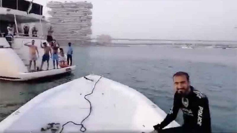  ഹമീദ് ഫഹദ് അലമേരി എന്നയാളുടെ വാച്ചാണ് അബദ്ധത്തിൽ കടലിൽ വീണത്. ഇദ്ദേഹം സുഹൃത്തുക്കൾക്കൊപ്പം ദുബായിലെ പാം ജുമൈറയില്‍നിന്ന് ഉല്ലാസബോട്ടില്‍ യാത്ര ചെയ്യുമ്പോഴാണ് വിലപിടിപ്പുള്ള റോളക്‌സ് വാച്ച് കടലില്‍ വീണത്.