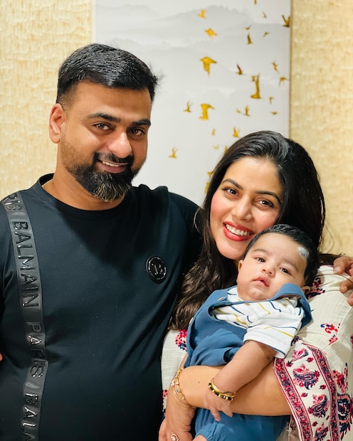  ഷംനയും ഷാനിദും മകൻ ഹംദാനൊപ്പം. വളരെ നീളമുള്ള ഒരു പേരിനെ ചുരുക്കിയുള്ള വിളിയാണ് ഹംദാൻ എന്നത്. ഷെയ്ഖ് ഹംദാൻ ബിൻ മുഹമ്മദ് ബിൻ റാഷിദ് അൽ മക്തൂം എന്നാണ് ഹംദാന്റെ മുഴുവൻ പേര്