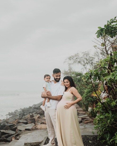  റേച്ചലിന്റെ ബേബി ഷവർ ചിത്രങ്ങളാണ് ശ്രീനിഷ് പോസ്റ്റ് ചെയ്തത്. ഇതിൽ രണ്ടു സഹോദരിമാരും അവരുടെ ഭർത്താക്കന്മാരും രണ്ടു കൈക്കുഞ്ഞുങ്ങളുമുണ്ട്. നിലയ്ക്ക് രണ്ടു വയസ്സ് കഴിഞ്ഞു, റെയ്ൻ ഒരുവയസുകാരനാണ് (തുടർന്ന് വായിക്കുക)