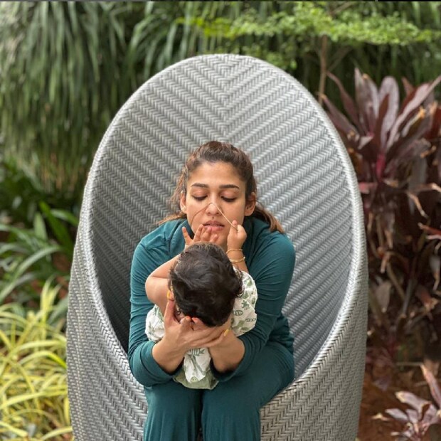  താമസിക്കുന്ന ഫ്ലാറ്റിനു മാത്രം 100 കോടി വിലയാണത്രേ. ഇതിന് പുറമേ ഹൈദരാബാദിലും കോടികൾ മതിക്കുന്ന ഒരു ഫ്ലാറ്റുണ്ട്. കഴിഞ്ഞ ദിവസം നയൻ‌താരയും ഭർത്താവ് വിഗ്നേഷ് ശിവനും മക്കളായ ഉയിരിന്റെയും ഉലഗത്തിന്റെയും ആദ്യ പിറന്നാൾ ആഘോഷിച്ചിരുന്നു