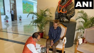  മധ്യപ്രദേശ് മുഖ്യമന്ത്രി ശിവരാജ് സിങ് ചൗഹാന്‍ ദഷ്മത് റാവത്തിന്‍റെ  കാല്‍ കഴുകി മാപ്പ് പറഞ്ഞു