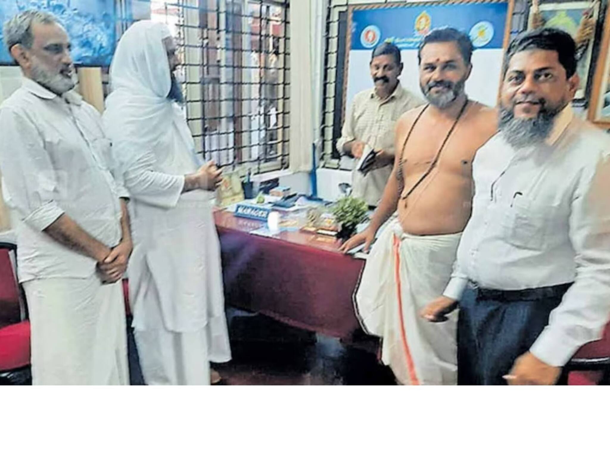 പെരുന്നാള്‍ നമസ്കാര സമയത്ത് ഉച്ചഭാഷിണി ഓഫ് ചെയ്ത് സഹായിച്ചതിന് ജുമാമസ്ജിദ് ഭാരവാഹികൾ നന്ദി അറിയിക്കാൻ പഴവങ്ങാടി ഗണപതി ക്ഷേത്രത്തിൽ