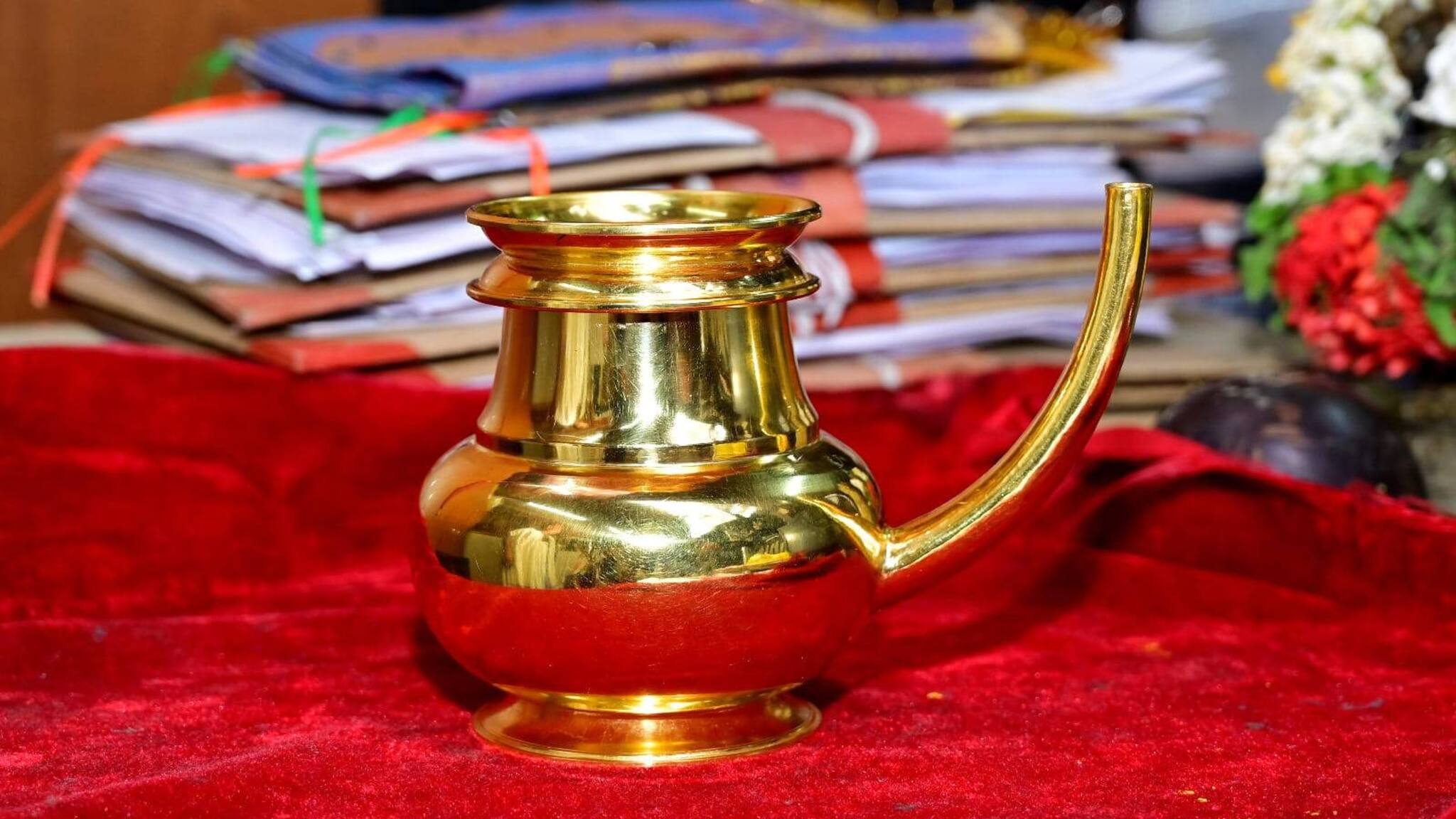 ഗുരുവായൂരപ്പന് 100 പവന്‍റെ സ്വര്‍ണക്കിണ്ടി സമര്‍പ്പിച്ച് ഭക്ത