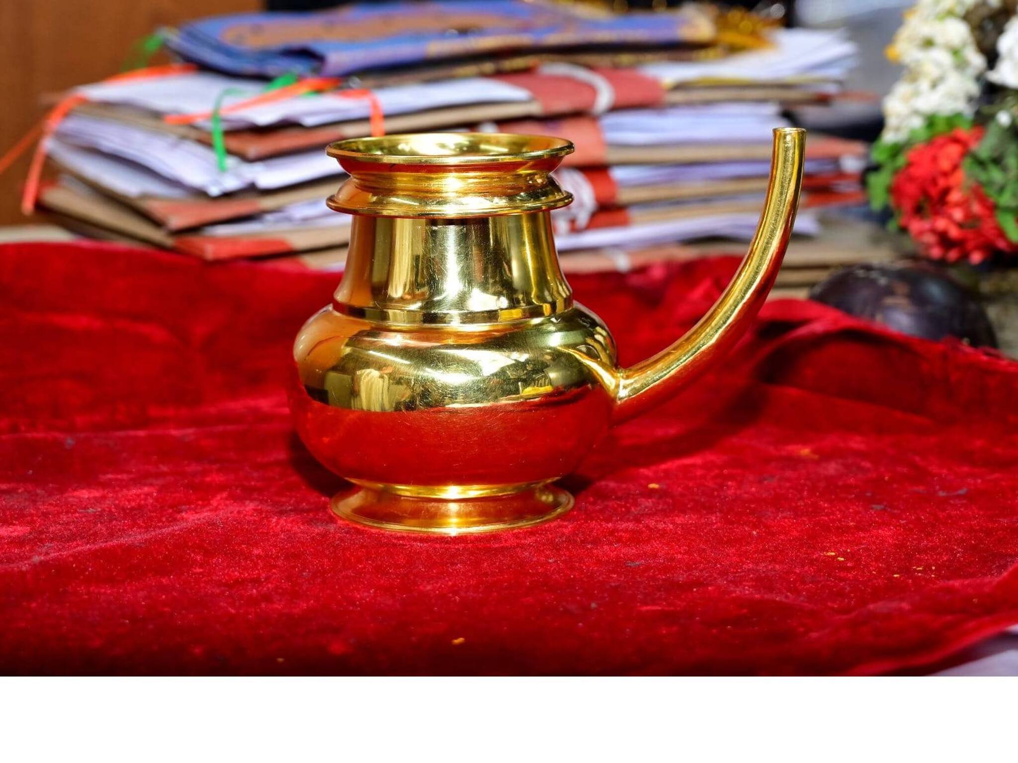 ഗുരുവായൂരപ്പന് 100 പവന്‍റെ സ്വര്‍ണക്കിണ്ടി സമര്‍പ്പിച്ച് ഭക്ത
