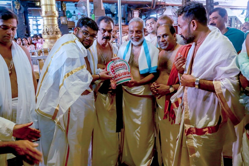  അവതാരം കഥയിൽ ദേവകീ വസുദേവന്മാർക്കു മുന്നിലും സ്വയംവരം കഥയിൽ മുചുകുന്ദ സമക്ഷവും ഭഗവാൻ വിശ്വരൂപം പ്രദർശിപ്പിക്കുന്നുണ്ട്. ഇതിനായി അവതാരം കഥയിൽ ചെറിയ കിരീടവും സ്വയംവരം കഥയിൽ വലിയ കിരീടവും ഉപയോഗിക്കുന്നു. കഥയിൽ കൃഷ്ണവേഷം കെട്ടിയ കലാകാരൻ നിശ്ചിത സമയത്തേക്ക് കൃഷ്ണ മുടി മാറ്റി കിരീടമണിഞ്ഞാണ് വിശ്വരൂപം പ്രദർശിപ്പിക്കുന്നത്.