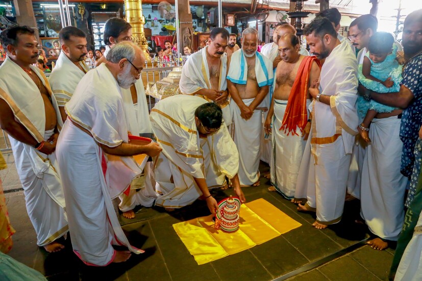  ധരിക്കുന്നവരുടെ പ്രായത്തിനനുസരിച്ച് ചെറിയ കിരീടവും വലിയ കിരീടവും ഉപയോഗിക്കും. കൃഷ്ണനാട്ടവുമായി ബന്ധപ്പെട്ട് ഭക്തജനങ്ങൾ വിശ്വാസപൂർവ്വം സമർപ്പിക്കുന്നതാണ് വിശ്വരൂപം വഴിപാട്. ഭഗവാന്റെ വേഷഭൂഷാദികളും കിരീടവും ധരിച്ച് ഭഗവത് സന്നിധിയിൽ ഭക്തൻ സ്വയം സമർപ്പണം ചെയ്യുന്നു എന്നതാണ് ഈ വഴിപാടിന്റെ പ്രത്യേകത. സമർപ്പണ ചടങ്ങിൽ ക്ഷേത്രം ഡെപ്യൂട്ടി അഡ്മിനിസ്ട്രേറ്റർ പി.മനോജ് കുമാർ, കലാനിലയം സൂപ്രണ്ട് ഡോ. മുരളി പുറനാട്ടുകര, കൃഷ്ണനാട്ടം വേഷം ആശാൻ എസ് മാധവൻകുട്ടി, കൃഷ്ണനാട്ടം കോസ്റ്റ്യൂം ചുമതലയുള്ള ചുട്ടി കലാകാരൻ ഇ രാജു, എന്നിവർ സന്നിഹിതരായി.