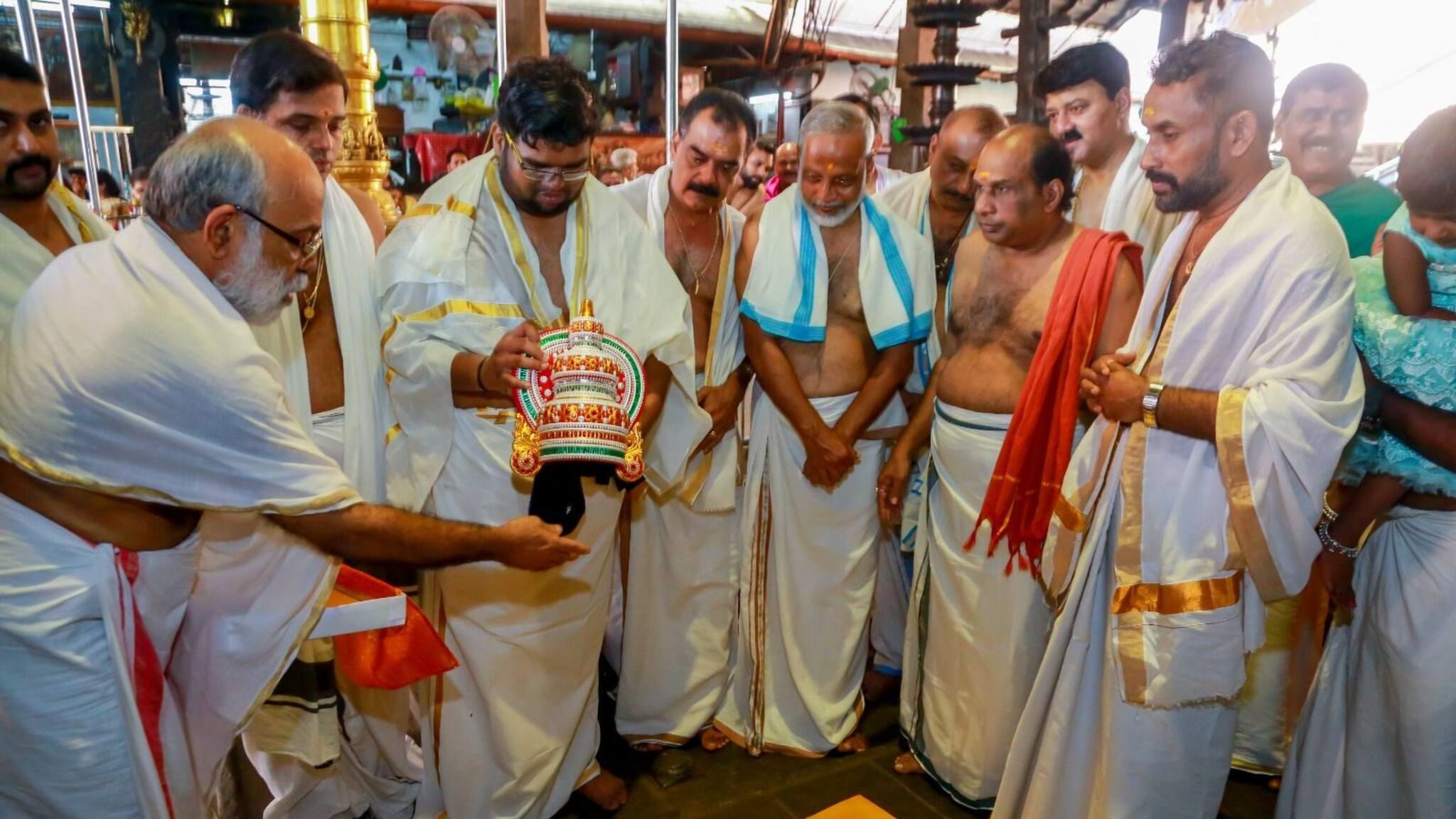 രാമായണ മാസത്തിൽ ഗുരുവായൂരപ്പന് വഴിപാടായി കൃഷ്ണനാട്ടത്തിലെ വിശ്വരൂപ കീരിടം