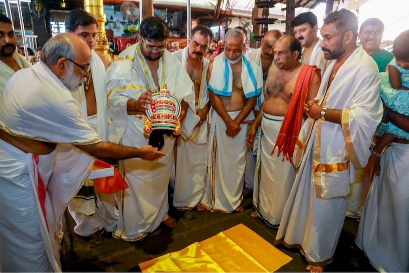  തൃശൂർ: ഗുരുവായുരപ്പന്റെ ഇഷ്ടകലയായ കൃഷ്ണനാട്ടത്തിലെ വിശ്വരൂപം കിരീടം വഴിപാടായി ക്ഷേത്രത്തിൽ സമർപ്പിച്ചു. തിരുവനന്തപുരം സ്വദേശി രാജ്കൃഷ്ണൻ ആർ പിള്ളയാണ് വിശ്വരൂപം കിരീടം ഭഗവാന് സമർപ്പിച്ചത്. ദേവസ്വം ഭരണസമിതി അംഗവും ക്ഷേത്രം ഊരാളനുമായ ബ്രഹ്മശ്രീ. മല്ലിശ്ശേരി പരമേശ്വരൻ നമ്പൂതിരിപ്പാട് കിരീടം ഏറ്റുവാങ്ങി. ശില്പി കെ ജനാർദ്ദനനാണ് കിരീടം നിർമിച്ചത്.