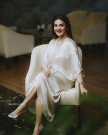 'സർജറിയൊന്നും ചെയ്തിട്ടില്ല; ദൈവം തന്നതല്ലാതെ ഒന്നും എനിക്കില്ല'; ധരിക്കുന്ന വസ്ത്രത്തിനല്ല കുഴപ്പം';ഹണി റോസ്