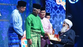 കാന്തപുരം അബൂബക്കര്‍ മുസ്ലിയാർ പുരസ്കാരം സ്വീകരിക്കുന്നു