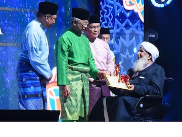 കാന്തപുരം അബൂബക്കര്‍ മുസ്ലിയാർ പുരസ്കാരം സ്വീകരിക്കുന്നു