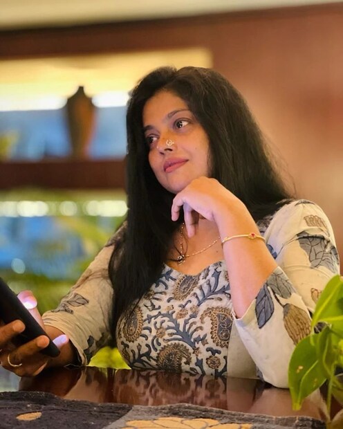  അങ്ങനെ ഇക്കുറി സംഗതി ഒരു കുപ്പിയിലാക്കി മഞ്ജു പിള്ളയുടെ പക്കലെത്തി. ഊർമ്മിളയുടെ സമ്മാനമായി. അതിനെക്കുറിച്ചാണ് മഞ്ജു പിള്ളയുടെ ഏറ്റവും പുതിയ പോസ്റ്റും