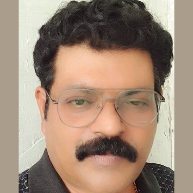  സലാല മൊബൈൽസ് എന്ന സിനിമ കണ്ടുകൊണ്ടിരിക്കുമ്പോഴാണ് മനോജിന്റെ മനസ്സിൽ ഇങ്ങനെ ഒരാശയം ഉദിച്ചത്. ഇതിൽ മനോജും വേഷമിട്ടിരുന്നു. ഉമ്മൻ ചാണ്ടിയാവാൻ അനുയോജ്യൻ ആരെന്നും മനോജ് പറയുന്നു