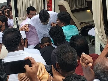 അൻവാർശ്ശേരിയിലേക്കുള്ള യാത്രക്കിടെ കടുവയിൽ പള്ളിയിൽ ഇറങ്ങിയപ്പോൾ