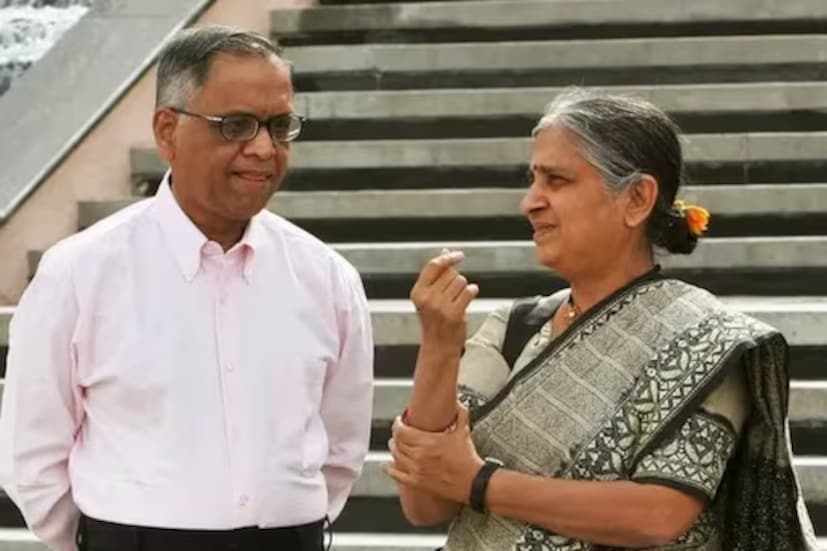  ഞാൻ വിവാഹിതയായപ്പോൾ, അത്യാവശ്യ കാര്യങ്ങൾക്ക് മാത്രമായി എപ്പോഴും കുറച്ച് പണം മാറ്റിവെക്കാൻ അമ്മ എന്നെ ഉപദേശിച്ചിരുന്നു, വസ്ത്രങ്ങളോ ആഭരണങ്ങളോ വാങ്ങാൻ ഈ പണം ഉപയോഗിക്കരുതെന്നും അമ്മ പറഞ്ഞിരുന്നു. അമ്മയുടെ വാക്കുകൾ അനുസരിച്ച്, ഇരുവരുടെയും വരുമാനത്തിൽ നിന്ന് ഓരോ പങ്ക് വീതം മാറ്റി വച്ചിരുന്നു. അങ്ങനെ ഭർത്താവ് പോലും അറിയാതെ വർഷങ്ങളായി താൻ സ്വരൂപിച്ച തന്റെ സ്വകാര്യ എമർജൻസി ഫണ്ടിൽ നിന്നാണ് ഇൻഫോസിസിന് വേണ്ട 10,000 രൂപ ഉണ്ടായതെന്നും സുധാ മൂർത്തി വെളിപ്പെടുത്തി.