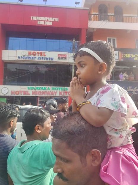  രണ്ടു തവണ മുഖ്യമന്ത്രിയും മൂന്ന് തവണ സംസ്ഥാന മന്ത്രിയും ആയിരുന്ന, 53 വർഷമായി നിയമസംഭാംഗമായ സമുന്നത നേതാവിന്റെ സംസ്കാരത്തിന് ഔദ്യോഗിക ബഹുമതികൾ ഉണ്ടായില്ല.