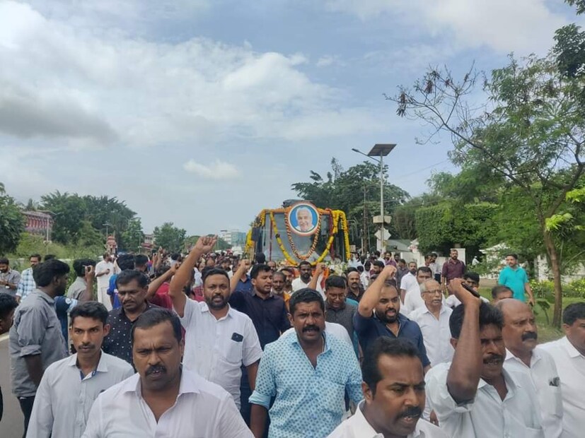  അർധരാത്രി കഴിഞ്ഞിട്ടും വഴിയോരത്ത് ആയിരങ്ങളാണ് ജനനേതാവിനെ അവസാനമായി ഒരുനോക്കുകാണാൻ കാത്തുനിന്നത്. പാതിരാത്രിയിലും പുലർച്ചെയും ആൾക്കൂട്ടത്തിന് യാതൊരു കുറവും വന്നില്ല.