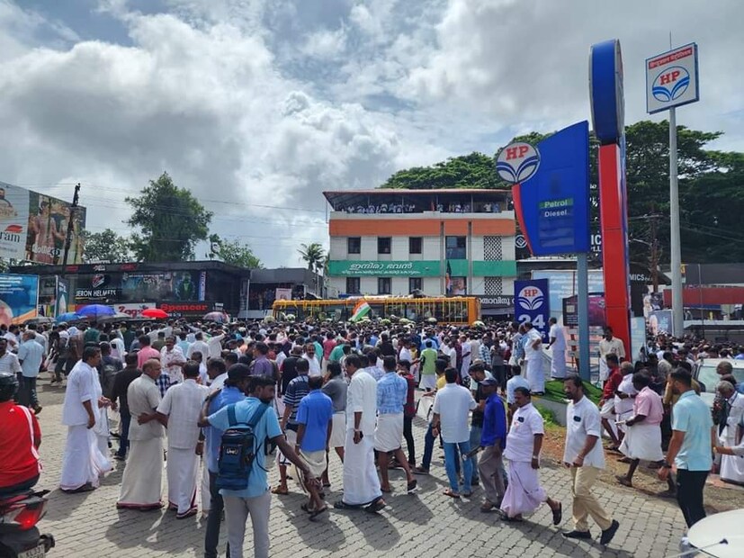  തിരുവനന്തപുരം ജഗതിയിലുള്ള പുതുപ്പള്ളി ഹൗസിൽനിന്ന് ബുധൻ രാവിലെ ആരംഭിച്ച വിലാപയാത്ര, ഇരുപത്തിരണ്ടര മണിക്കൂറോളം എടുത്താണ് കോട്ടയം ജില്ലയിൽ പ്രവേശിച്ചത്. വിലാപ യാത്രക്കൊടുവിൽ പള്ളിയിൽ എത്തിച്ച് ശുശ്രൂഷ ചടങ്ങുകൾ തുടങ്ങിയത്  തിരുവനന്തപുരത്ത് നിന്ന് പുറപ്പെട്ട് നാൽപത് മണിക്കൂറോളം കഴിഞ്ഞും.