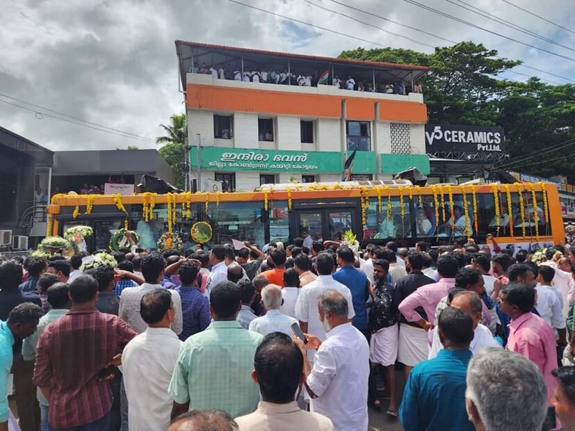  രാഷ്ട്രീയ–സിനിമ രംഗത്തെ പ്രമുഖരടക്കം ജനസാഗരമായിരുന്നു തിരുനക്കര മൈതാനം. സുരേഷ് ഗോപി, ദീലീപ്, രമേശ് പിഷാരടി, കുഞ്ചാക്കോ ബോബൻ തുടങ്ങിയവർ തിരുനക്കരയിൽ എത്തി.