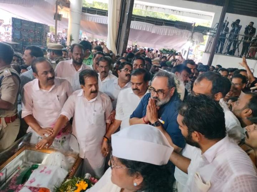  കേരളാ ഗവർണർ ആരിഫ് മുഹമ്മദ് ഖാൻ, ഗോവ ഗവർണർ പി എസ് ശ്രീധരൻ പിള്ള, ബംഗാൾ ഗവർണർ സി വി ആനന്ദബോസ്, കേന്ദ്രമന്തി രാജീവ് ചന്ദ്രശേഖർ, സഹകരണ മന്ത്രി വി എൻ വാസവൻ, ധനമന്ത്രി കെ എൻ ബാലഗോപാൽ, ഫിഷറീസ് മന്ത്രി സജി ചെറിയാൻ,  ജലവിഭവമന്ത്രി റോഷി അഗസ്റ്റിൻ, കൃഷി മന്ത്രി പി പ്രസാദ്, എം പിമാർ, എംഎൽഎമാർ, ബിജെപി സംസ്ഥാന പ്രസിഡന്റ് കെ സുരേന്ദ്രൻ, കോൺഗ്രസ് നേതാവ് രാഹുൽ ഗാന്ധി, എ കെ ആന്റണി അടക്കമുള്ള പ്രമുഖർ ചടങ്ങിൽ പങ്കെടുത്തു.