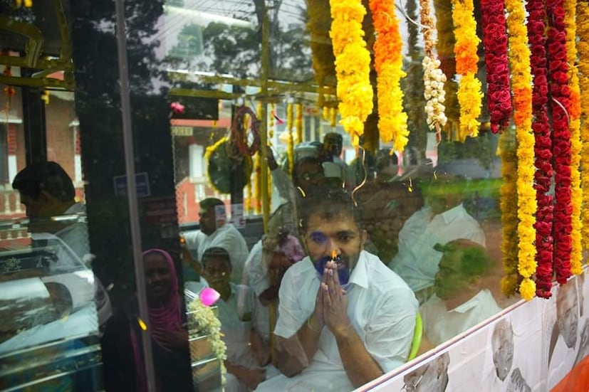  സെമിത്തേരിയിലെ പ്രത്യേക കബറിടത്തിലെ സംസ്കാരചടങ്ങുകൾ 12 മണിയോടെ പൂർത്തിയായതോടെ ജനക്കൂട്ടത്തിന്റെ നാഥനൊപ്പം സക്രിയമായ ഒരു യുഗം മണ്ണോട് ചേർന്നു. നൂറുകണക്കിന് വൈദികർ ശുശ്രൂഷാ ചടങ്ങിൽ പങ്കാളിയായി.