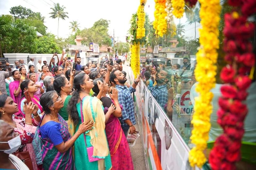  കോട്ടയം തിരുനക്കരയിലെ പൊതുദർശനത്തിനും പുതുപ്പള്ളിയിലെ വീട്ടിലും സെന്റ് ജോർജ് ഓർത്തഡോക്സ് വലിയ പള്ളിയിലും പൊതുദർശനത്തിനു ശേഷമായിരുന്നു സംസ്കാരച്ചടങ്ങുകൾ.