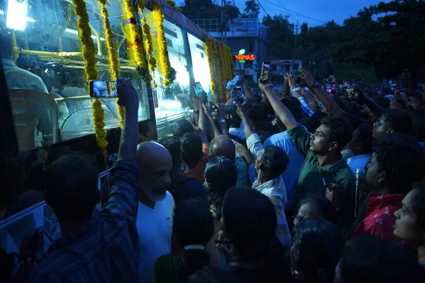  ജനനായകനെ ഒരു നോക്കുകാണാൻ രാവുറങ്ങാതെ ആയിരങ്ങൾ വഴിയരികിൽ കാത്തുനിന്നതോടെ ബുധൻ രാവിലെ ഏഴരയോടെ തലസ്ഥാനത്തു നിന്നും പുറപ്പെട്ട വിലാപയാത്ര 160 കിലോമീറ്ററോളം അകലെ സ്വദേശത്ത് എത്താൻ 32 മണിക്കൂറോളം എടുത്തു.