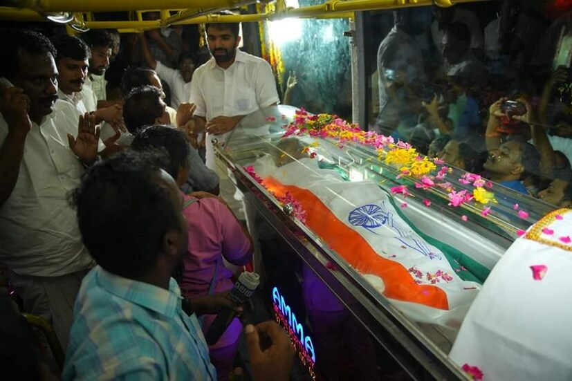  പ്രിയ സുഹൃത്തിനെ അവസാനമായി കാണാൻ മമ്മൂട്ടി കോട്ടയത്തെത്തി. പൊതുദർശനം നടക്കുന്ന തിരുനക്കര മൈതാനത്താണ് മമ്മൂട്ടി എത്തിയത്. ഉമ്മൻ ചാണ്ടിയുമായി വ്യക്തിപരമായി ഏറെ അടുപ്പം കാത്തുസൂക്ഷിക്കുന്ന ആളാണ് മമ്മൂട്ടി.