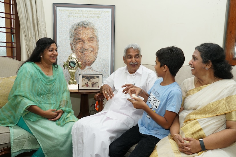  കേരളം ആഘോഷമാക്കിയ അദ്ദേഹത്തിന്റെ ജനസമ്പർക്ക പരിപാടിയുടെ തുടക്കവും ഇവിടെ നിന്നും തന്നെ എന്ന് പറയുന്നതിൽ തെറ്റില്ല. പുതുപ്പള്ളിയിലെ നാട്ടുകാക്കൊപ്പമുള്ള ആഴ്ചവട്ടമാണ് പിൽക്കാലത്ത് ജനസമ്പർക്ക പരിപാടിയായി പരിണമിച്ചത്. കുഞ്ഞൂഞ്ഞ് വന്നു എന്ന് കേട്ടാൽ നൂറുകണക്കിന് ആൾക്കാർ ഇവിടെ തടിച്ചു കൂടും. അദ്ദേഹം പോകും വരെ തറവാട് വീട് ജനങ്ങളാൽ സജീവമാകും (ഫോട്ടോ: അരുൺ മോഹൻ)