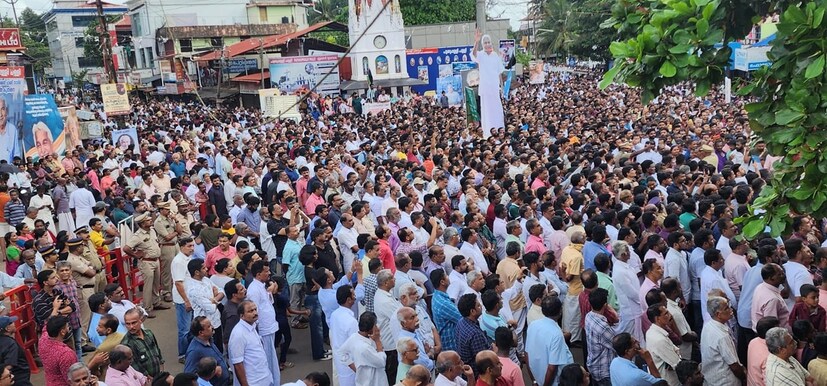  വ്യാഴാഴ്ച്ച രാത്രി 10.30ഓടെ സ്വദേശമായ കോട്ടയം പുതുപ്പള്ളിയിൽ വിങ്ങിപ്പൊട്ടിയും വിതുമ്പലടക്കിയും നിന്ന മനുഷ്യക്കടലിനെ സാക്ഷിയാക്കി  സെന്റ് ജോർജ് ഓർത്തഡോക്സ് വലിയ പള്ളിയിലെ ചടങ്ങുകൾക്ക് പരിശുദ്ധ ബസേലിയോസ് മാർത്തോമ്മാ മാത്യൂസ് തൃതീയൻ കാതോലിക്കാ ബാവാ മുഖ്യകാർമികത്വം വഹിച്ചു.