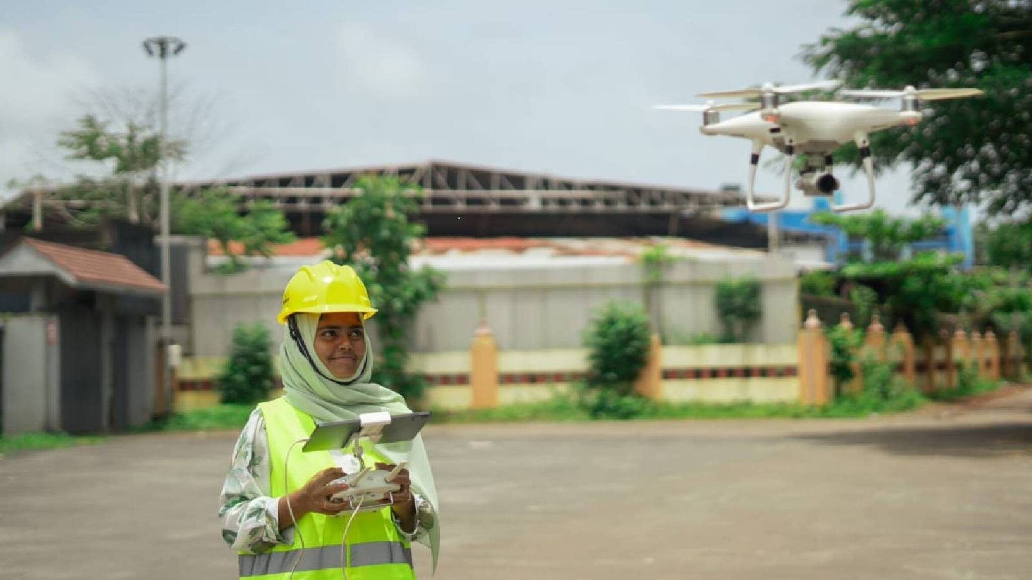റിന്‍ഷ പറക്കില്ല, പക്ഷെ പറപ്പിക്കും; DGCA ലൈസൻസുള്ള കേരളത്തിലെ ആദ്യ വനിതാ ഡ്രോൺ പൈലറ്റായി മലപ്പുറംകാരി
