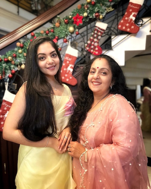  എന്റെ എല്ലാ സ്വപ്നങ്ങളിലും അമ്മയും കൂടിയുണ്ട്. അമ്മകൂടി അരികിൽ ഉള്ളപ്പോൾ വേണം എന്റെ എല്ലാ സ്വപ്നങ്ങളും പൂവണിയാൻ എന്ന് ഞാനാഗ്രഹിക്കുന്നു. അമ്മയ്ക്ക് വീണ്ടും ജന്മദിനാശംസകൾ നേരുന്നു. ഇനിയുള്ള എല്ലാ ജന്മങ്ങളിലും എന്റെ അമ്മയായി വരണം,' അഹാന കുറിച്ചു