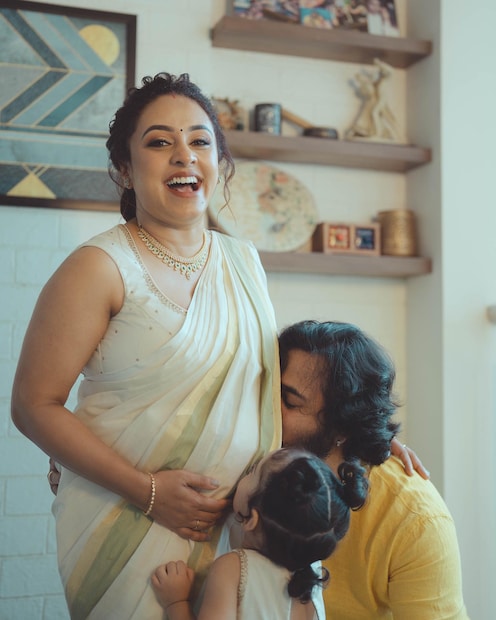  പ്രെഗ്നൻസി റിവീലിന് ശേഷം പേളിയും ശ്രീനിഷും ചേർന്ന് കുറച്ചു ചിത്രങ്ങൾ പോസ്റ്റ് ചെയ്തിരുന്നു. അമ്മയുടെ വയറ്റിൽ കുഞ്ഞുവാവ ഉള്ളതിൽ ആകെ ത്രിൽ അടിച്ച് നിൽപ്പാണ് നില