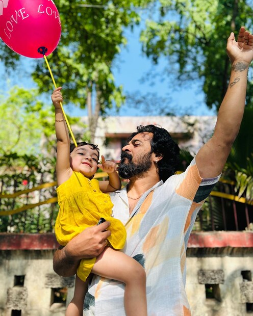  നിലയുടെ കുറുമ്പുകൾ പലപ്പോഴും അച്ഛന്റെയും അമ്മയുടെയും പോസ്റ്റുകളിൽ കാണാറുണ്ട്. നിലയ്ക്കായി ഫാൻസ്‌ പേജുകൾ പോലുമുണ്ട്