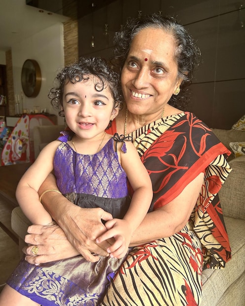  ശ്രീനിഷ് അരവിന്ദിന്റെ അമ്മയുമായി നല്ല മുഖഛായ നിലയ്ക്ക് തീരെ കുഞ്ഞായിരിക്കുമ്പോൾ മുതലേയുണ്ട്. അച്ഛമ്മയുടെ പ്രിയപ്പെട്ട കുട്ടി കൂടിയാണ് നില