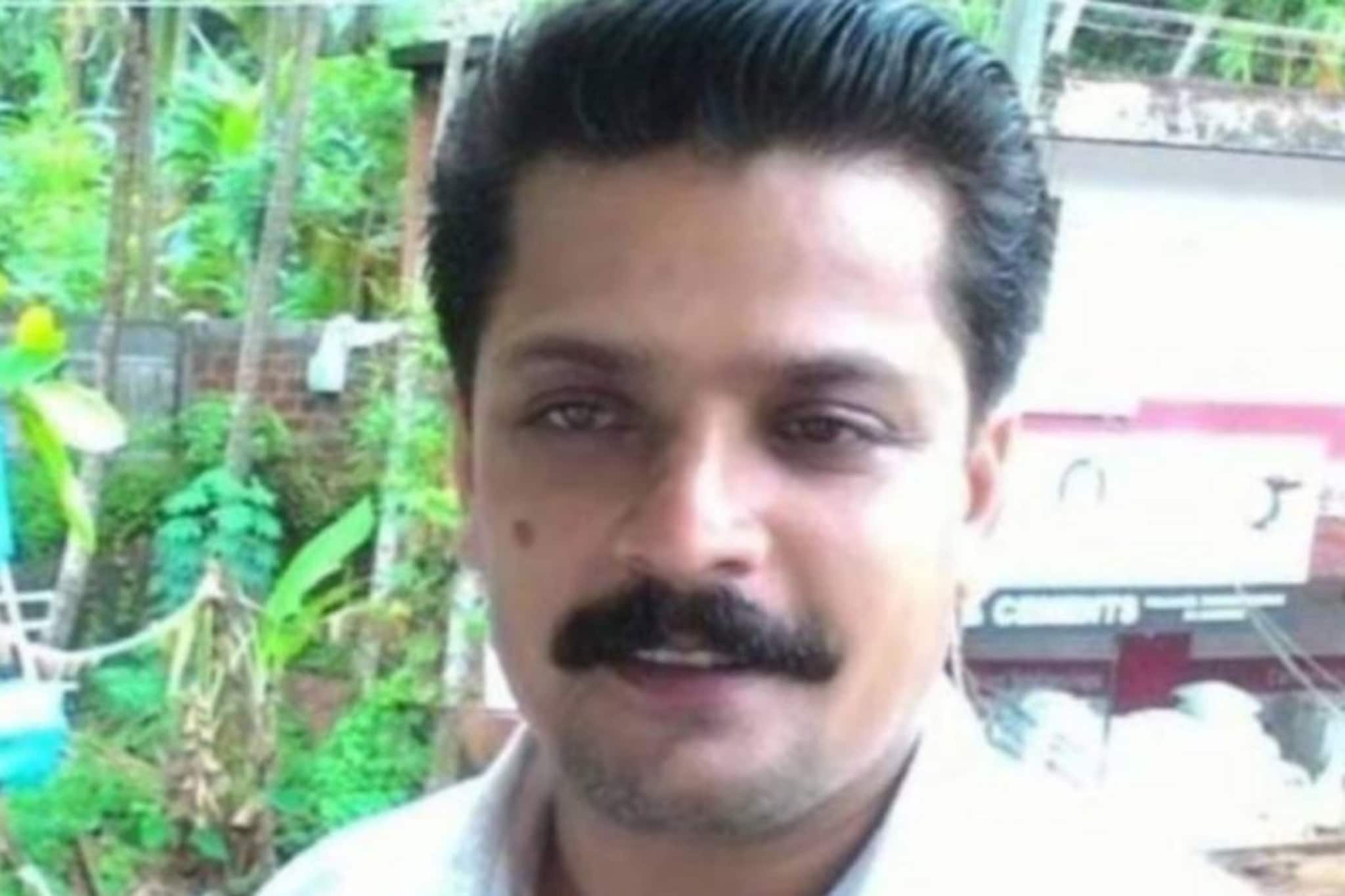 കോഴിക്കോട് ബാഡ്മിന്‍റൺ കളിക്കുന്നതിനിടെ യുവാവ് കുഴഞ്ഞു വീണ് മരിച്ചു