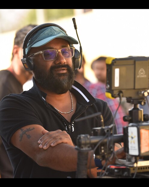  'ഒരു സാധാരണക്കാരന്റെ ഏറ്റവും വിലയേറിയ നിമിഷം' എന്ന് ക്യാപ്‌ഷൻ നൽകി ഇൻസ്റ്റഗ്രാം സ്റ്റോറി വഴിയാണ് സുജിത് തന്റെ പുത്തൻ വീടിന്റെ വിശേഷങ്ങൾ തീർത്തും ലളിതമായി അവതരിപ്പിച്ചത്. മകൾ ദയ സുജിത് ആണ് ഫ്ലാറ്റിന്റെ കതകിൽ മുട്ടി വിളക്കേന്തി പുതിയ വീട്ടിലെ ജീവിതത്തിനു തുടക്കമിട്ടത് (തുടർന്ന് വായിക്കുക)