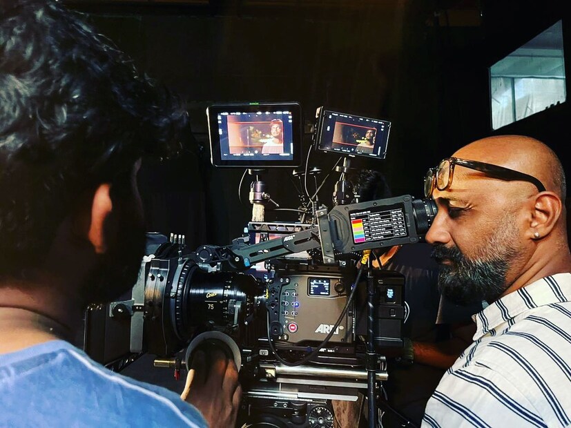  മലയാള സിനിമയിലെ തിരക്കേറിയ ഛായാഗ്രാഹകനാണ് സുജിത് വാസുദേവ്. പൃഥ്വിരാജ് ചിത്രങ്ങളായ 'L2 എമ്പുരാൻ', 'കാളിയൻ' ഉൾപ്പെടെയുള്ള സിനിമകളുടെ ക്യാമറ കൈകാര്യം ചെയ്യുക അദ്ദേഹമാണ്. 2000ത്തിലാണ് മഞ്ജു പിള്ള, സുജിത് വാസുദേവ് വിവാഹം. ദയ ഏക മകളാണ്