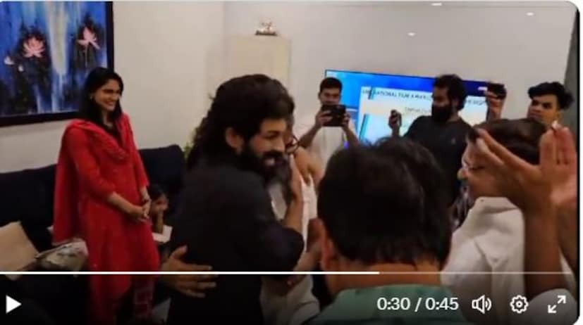  വികാരധീനനായി പ്രിയ താരം തന്റെ സംവിധായകനെ ആലിംഗനം ചെയ്യുന്ന വീഡ‍ിയോ ആരാധകർ ഏറ്റെടുത്തുകഴിഞ്ഞു. താരത്തിന്റെ ഭാര്യയും പ്രഖ്യാപനം കേൾക്കാൻ ഒപ്പമുണ്ടായിരുന്നു.